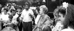 Hilfsgruppe Eifel 1991 informierten Willi Greuel und der Moskauer Botschaftsarzt Dr. Martin Friederichs (rechts) über die Hilfe der Kaller Initiative und die beabsichtigten Ferienmaßnahme für Tschernobyl-Kinder aus Weißrussland. (Foto: Reiner Züll)