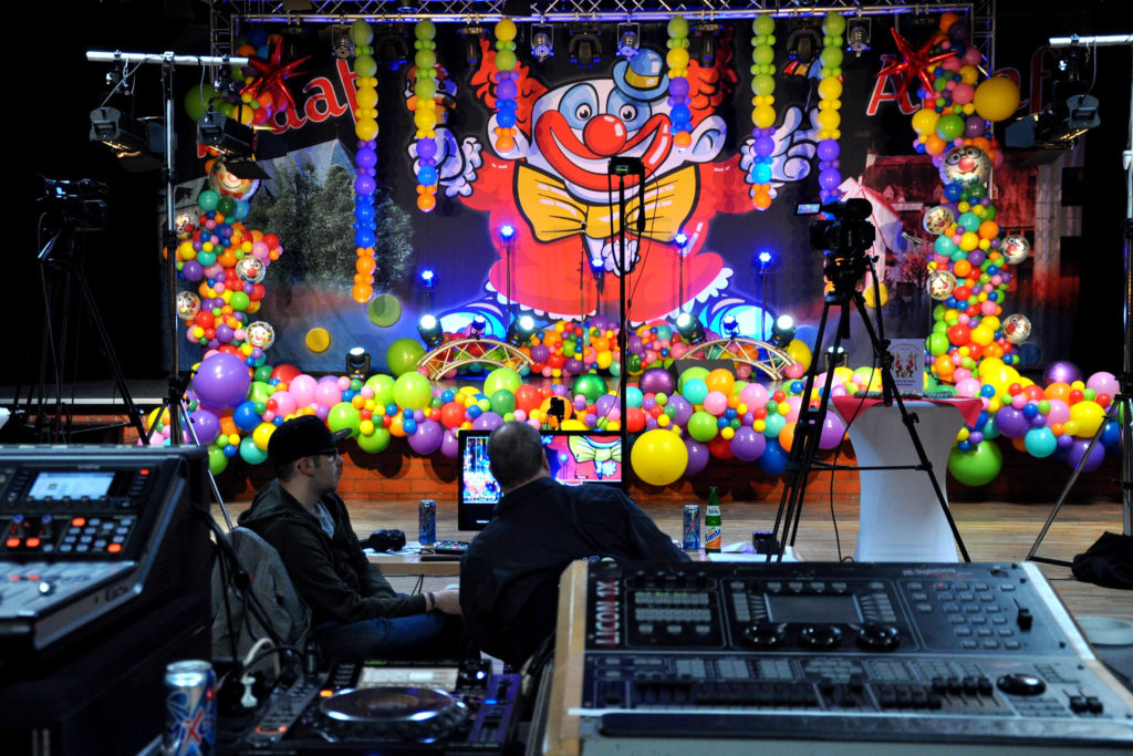 Schon freitags war das prächtige Bühnenbild aufgebaut worden. Eine Firma aus Zülpich hatte das närrische Bild mit über 2000 bunten Luftballons komplettiert.  Foto: Reiner Züll