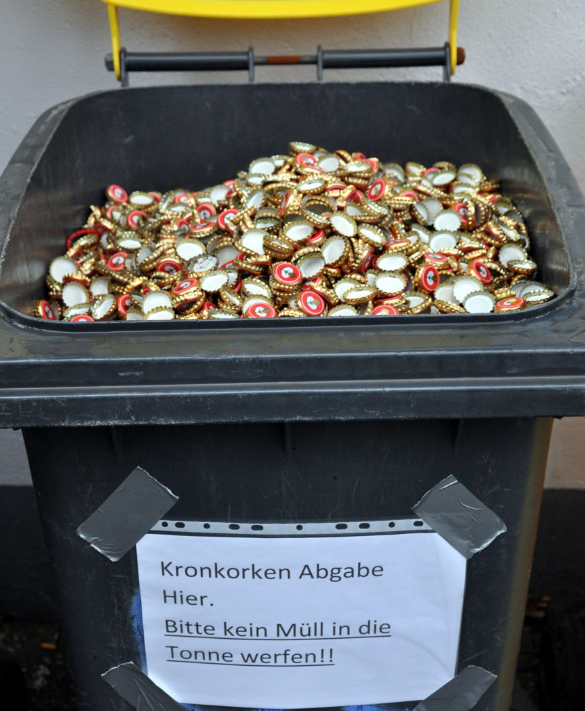 "Bitte kein Müll einwerfen" steht auf den Tonnen, in denen die Kronkorken gesammelt werden Foto: Reiner Züll