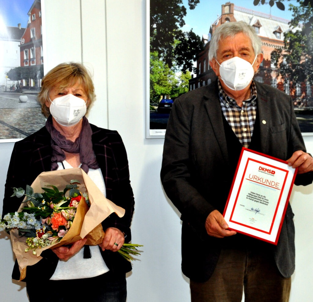 Von der DKMS bekam die Hilfsgruppe (hier Kathi und Willi Greuel) als Dank eine Urkunde und einen dicken Blumenstrauß. Foto: Reiner Züll
