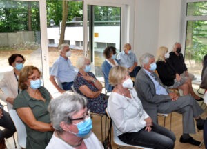 Die Delegation der Hilfsgruppe Eifel bei der Einweihung in Bonn. Links im Hintergrund die noch unfertigen Außenanlagen, die künftig Ruhezone für Eltern und Kinder sein werden. Foto: Reiner Züll