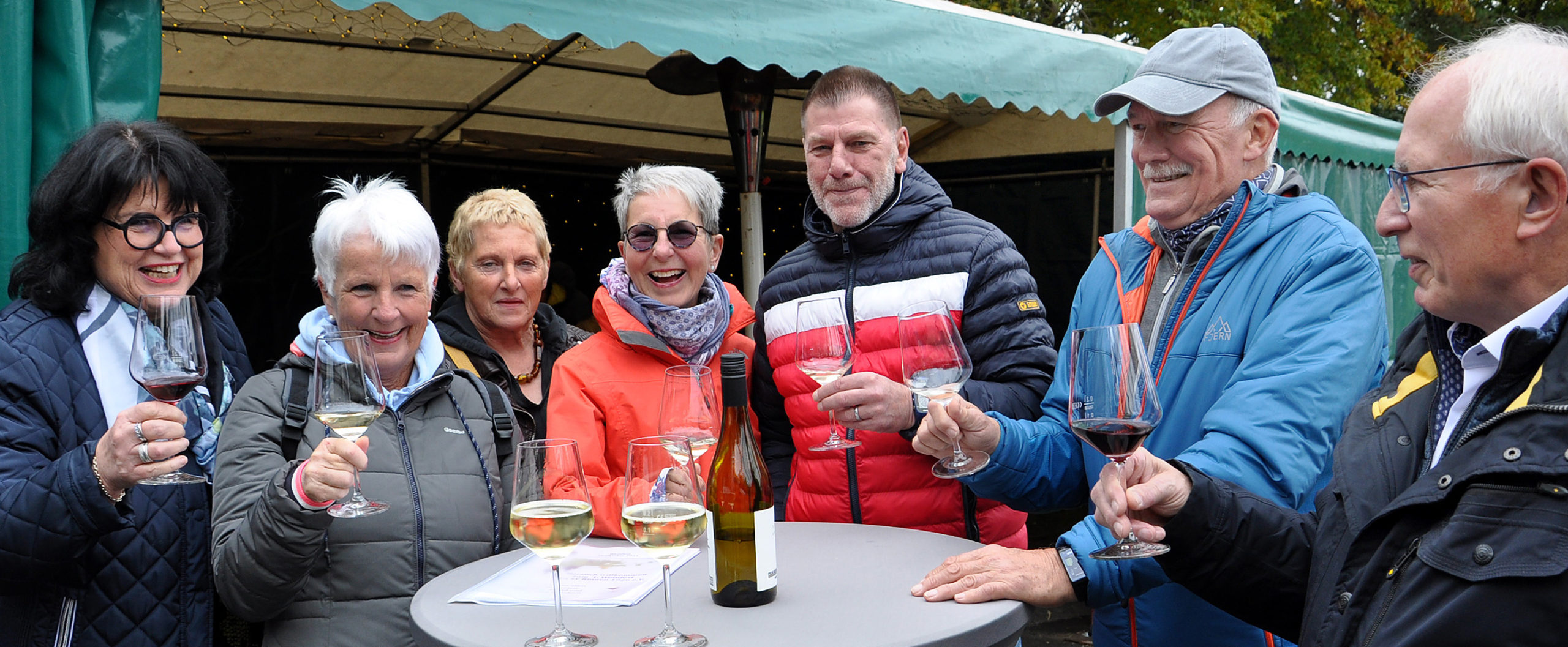 Auch diese Gruppe aus Kall ließ sich für die Flutopfer-Unterstützung der Hilfsgruppe Eifel Wein & Brot schmecken. Foto: Reiner Züll