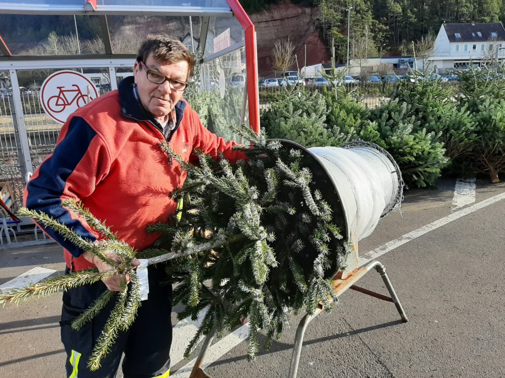 Rentner Ekkehard Scholz verkauft seit vier Jahren ehrenamtlich die Weihnachtsbäume der Hilfsgruppe Eifel. Foto: Reiner Züll