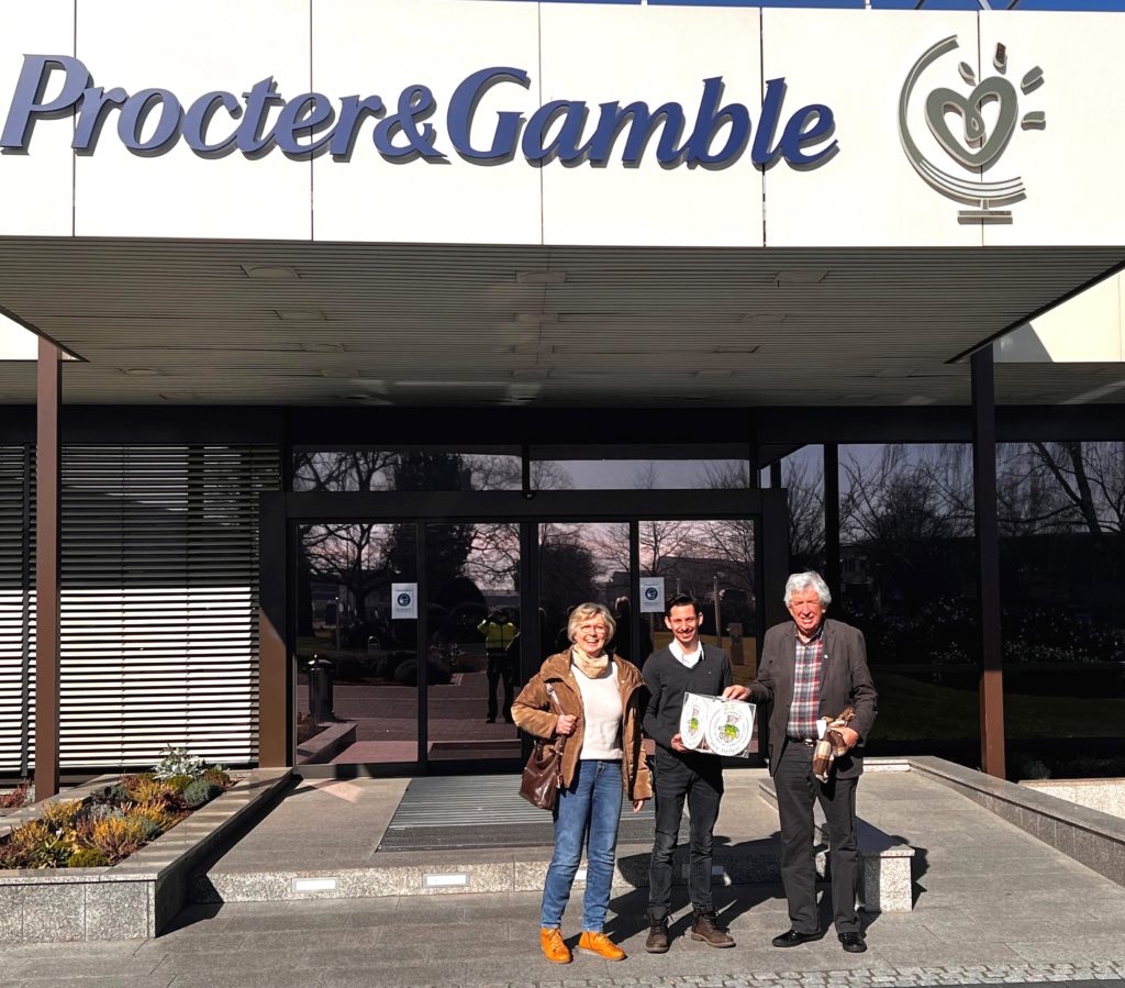 Am Euskirchener Standtort von Procter & Gamble übergab Betriebsrat Timo Litzbarski (Mitte) eine Spendenbox mit 885 Euro an Willi und Kathi Greuel von der Hilfsgruppe Eifel. Foto: P&G/Hilfsgruppe Eifel